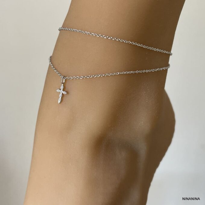 N8244h Chaine Pour Cheville Double Rang Croix Argent Et Zirconium - Bijoux de pieds en ligne Ninanina Gros plan sur la Chaine Pour Cheville Double Rang Croix Argent Et Zirconium signée Ninanina portée sur un pied de femme
