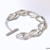 Détail du Gros Bracelet Argent Femme Larges Maillons Ovales non porté en gros plan sur fond blanc