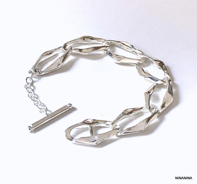 Détail du Gros Bracelet Argent Femme Larges Maillons Ovales non porté en gros plan sur fond blanc