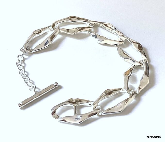Détail du Gros Bracelet Argent Femme Larges Maillons Ovales non porté en gros plan sur fond blanc