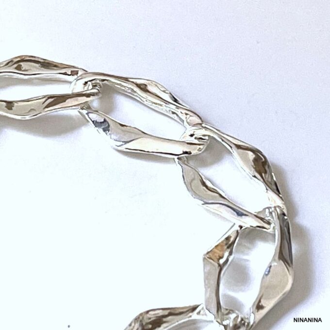 Détail du Gros Bracelet Argent Femme Larges Maillons Ovales non porté en gros plan sur fond blanc