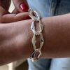 Gros plan sur le Gros Bracelet Argent Femme Larges Maillons Ovales porté en gros plan