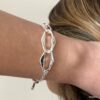 Gros Bracelet Argent Femme Larges Maillons Ovales porté par une femme avec la main dans les cheveux