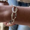 Gros Bracelet Argent Femme Larges Maillons Ovales porté en gros plan