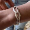 Zoom sur Gros Bracelet Argent Femme Larges Maillons Ovales porté en gros plan