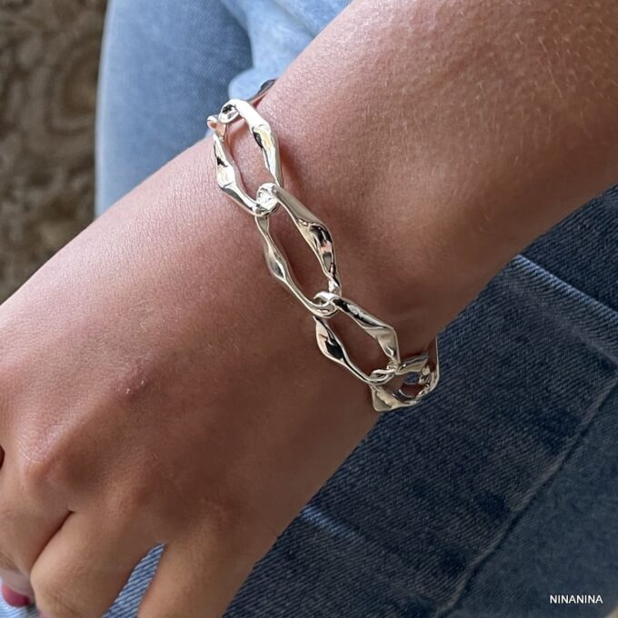 Gros Bracelet Argent Femme Larges Maillons Ovales porté en gros plan