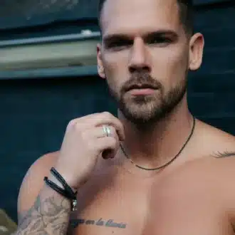 Chaine Acier Noir Pour Homme Maille Ovale Fermoir Doré made in france par Ninanina portée par un homme torse nu