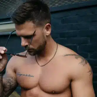 Zoom sur le Chaine Acier Noir Pour Homme Maille Ovale Fermoir Doré made in france par Ninanina portée par un homme torse nu