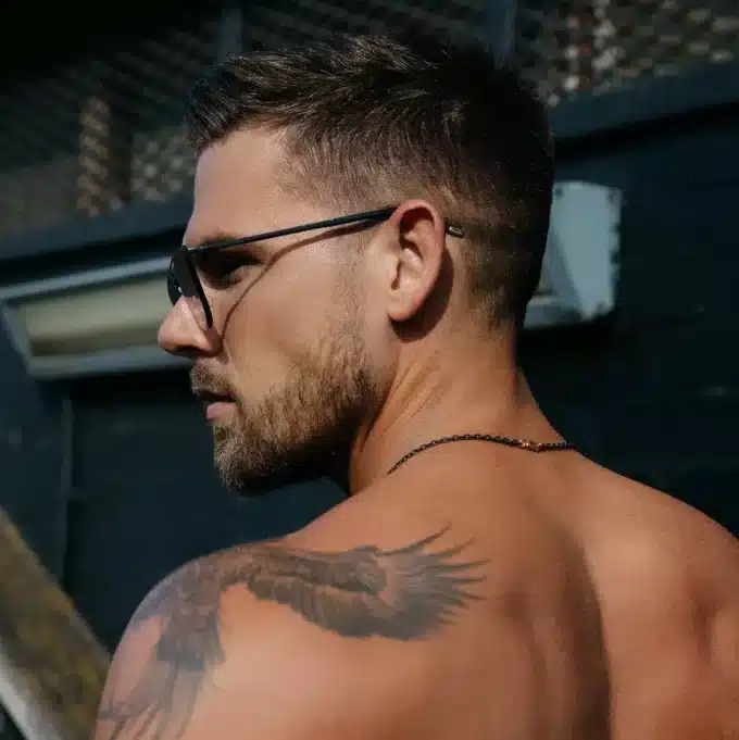 Détails du fermoir de la Chaine Acier Noir Pour Homme Maille Ovale Fermoir Doré made in france par Ninanina portée par un homme torse nu