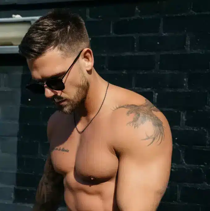 Chaine Acier Noir Pour Homme Maille Ovale Fermoir Doré made in france par Ninanina portée par un homme torse nu de profil