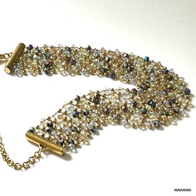 Bracelet Manchette Coloré Multi Rang Perles Acier Doré fait main en france signé Ninanina non porté sur fond blanc