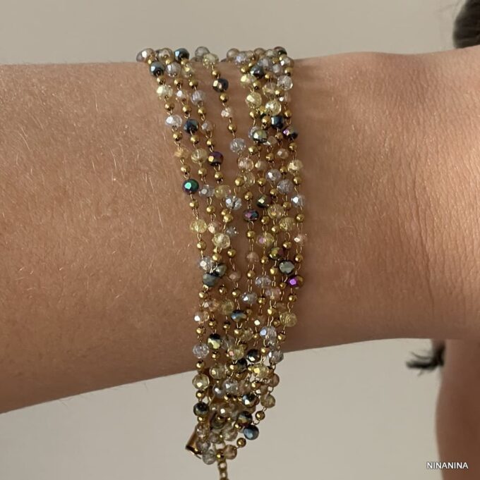 Gros plan sur Bracelet Manchette Coloré Multi Rang Perles Acier Doré fait main en france signé Ninanina porté