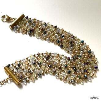 Bracelet Manchette Coloré Multi Rang Perles Acier Doré fait main en france signé Ninanina non porté sur fond blanc