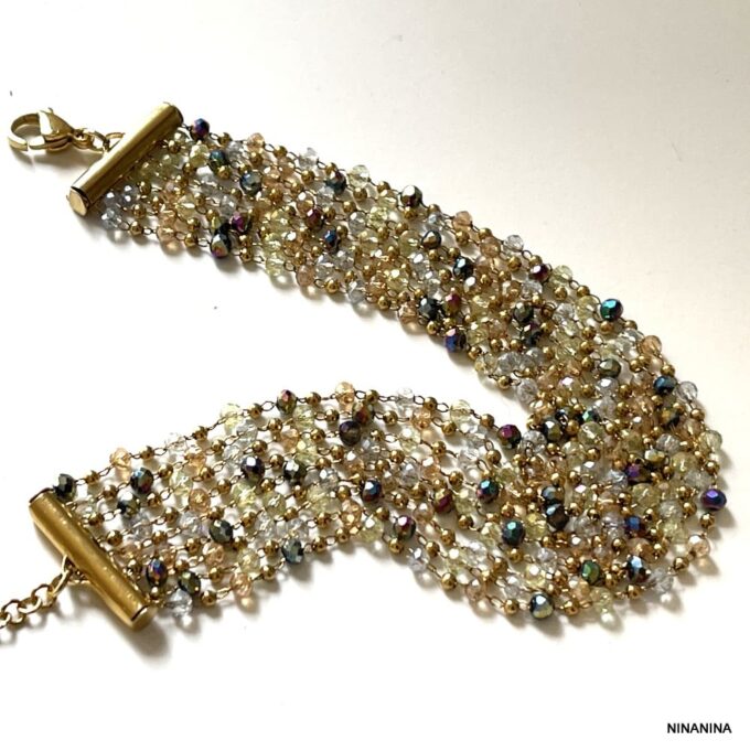Bracelet Manchette Coloré Multi Rang Perles Acier Doré fait main en france signé Ninanina non porté sur fond blanc