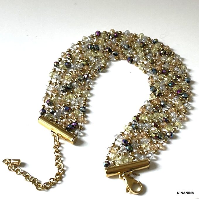 Bracelet Manchette Coloré Multi Rang Perles Acier Doré fait main en france signé Ninanina non porté sur fond blanc