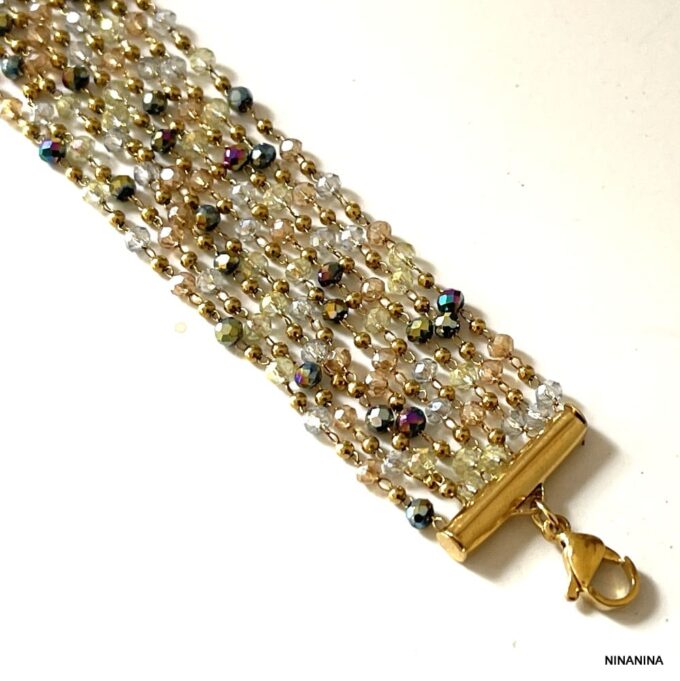 Zoom sur Bracelet Manchette Coloré Multi Rang Perles Acier Doré fait main en france signé Ninanina non porté sur fond blanc