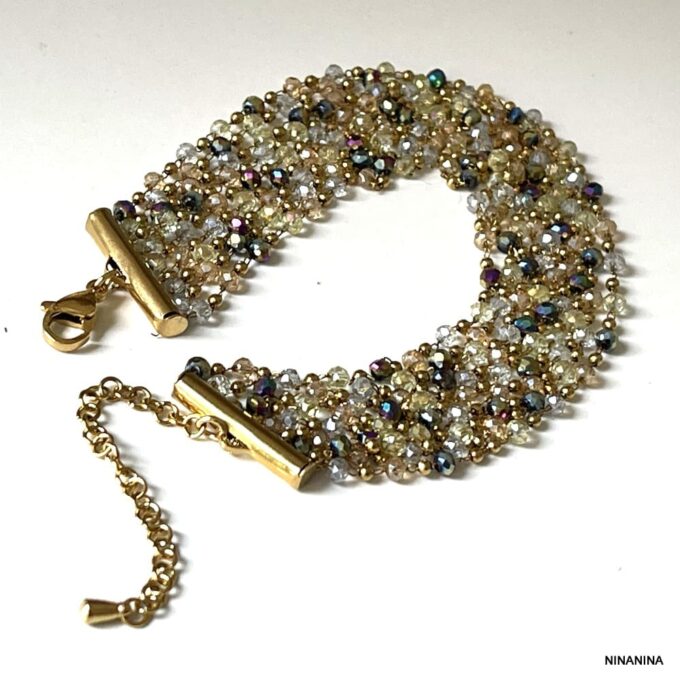 Bracelet Manchette Coloré Multi Rang Perles Acier Doré fait main en france signé Ninanina non porté sur fond blanc