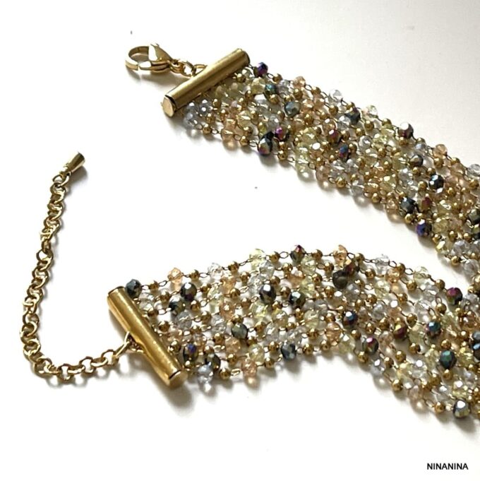 Bracelet Manchette Coloré Multi Rang Perles Acier Doré fait main en france signé Ninanina non porté sur fond blanc