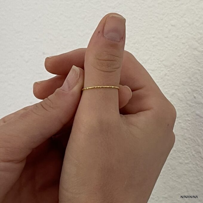 Bague texturée pour femme en acier inoxydable doré fine adaptée pour le pouce portée - Accessoire moderne et raffiné