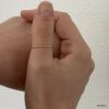 Bague fine pour pouce en acier inoxydable doré portée - Accessoire tendance et intemporel pour femme