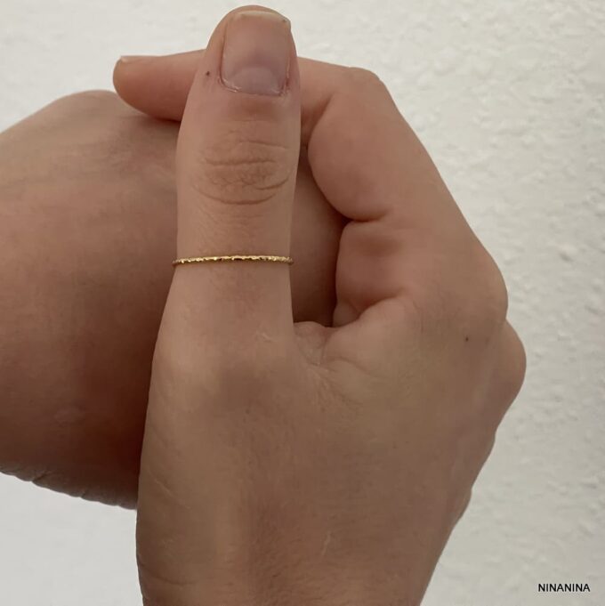 Bague fine pour pouce en acier inoxydable doré portée - Accessoire tendance et intemporel pour femme