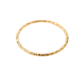 Zoom sur la bague pour pouce en acier inoxydable doré avec design fin sur fond blanc - Bijou raffiné et féminin