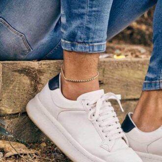 Chaine De Cheville Dorée Homme Acier Doré Maille Ronde Made In France portée sur un pied avec basket blanche