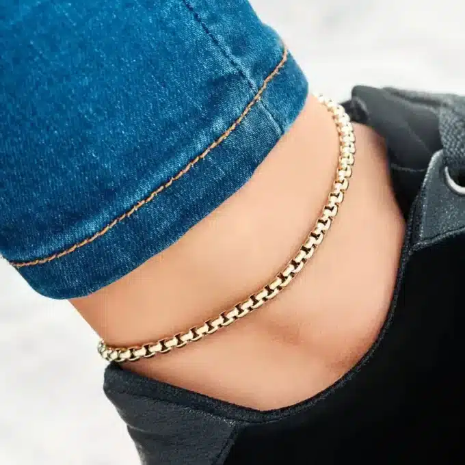 Détails de la Chaine De Cheville Dorée Homme Acier Doré Maille Ronde Made In France portée avec basket noire