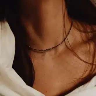 Collier artisanal pour femme en pierres Œil de Tigre facettées de 2mm porté par une femme - Bijou unique et élégant signé Ninanina