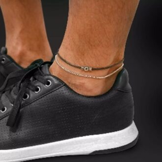 Bracelet De Cheville Homme Double Rang Cuir Et Acier Inoxydable Artisanal signé Ninanina porté par un homme aux baskets noires
