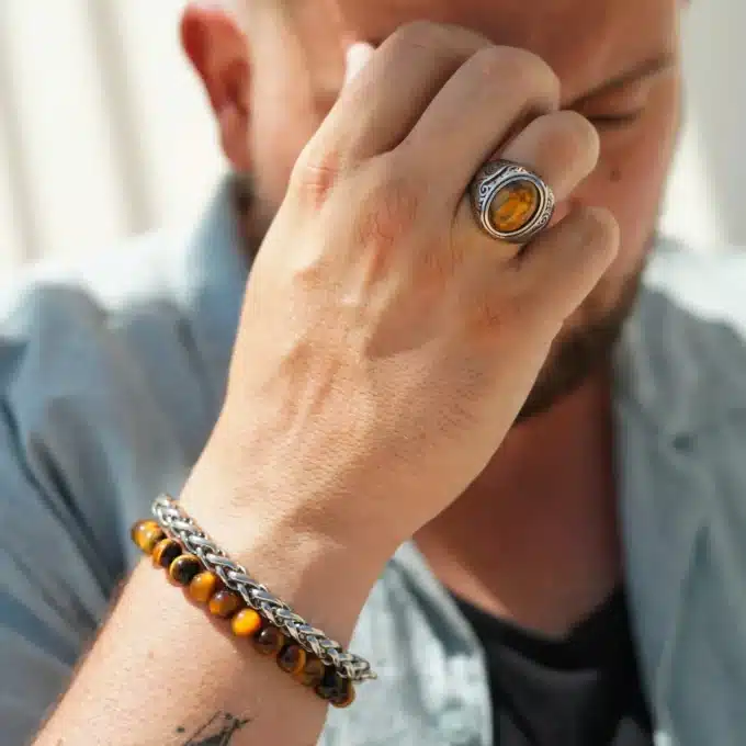 N8282a Chevaliere Oeil De Tigre Acier Inoxydable Pour Homme - Bijoux Bagues Hommes en ligne Ninanina Chevaliere Oeil De Tigre Acier Inoxydable Pour Homme portée sur une main