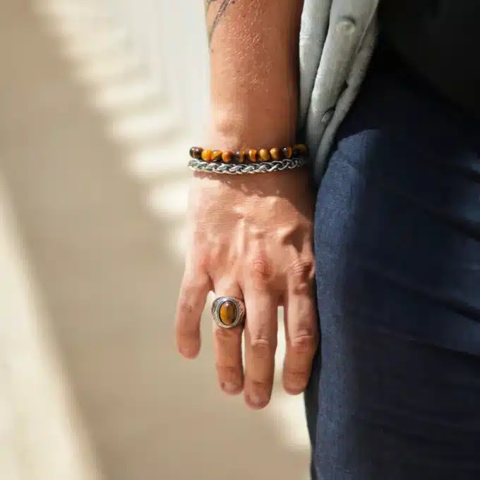 N8282b Chevaliere Oeil De Tigre Acier Inoxydable Pour Homme - Bijoux Bagues Hommes en ligne Ninanina Chevaliere Oeil De Tigre Acier Inoxydable Pour Homme portée sur une main qui pend le long du pantalon