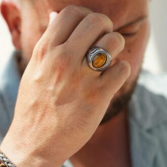 zoom sur la Chevaliere Oeil De Tigre Acier Inoxydable Pour Homme portée