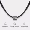 N8295 Collier Cordon Noir Artisanal Perle Cylindrique Acier Inox Made In France - Bijoux Colliers hommes en ligne Ninanina Collier Cordon Noir Artisanal Perle Cylindrique Acier Inox fait à la main en France posé sur un fond blanc