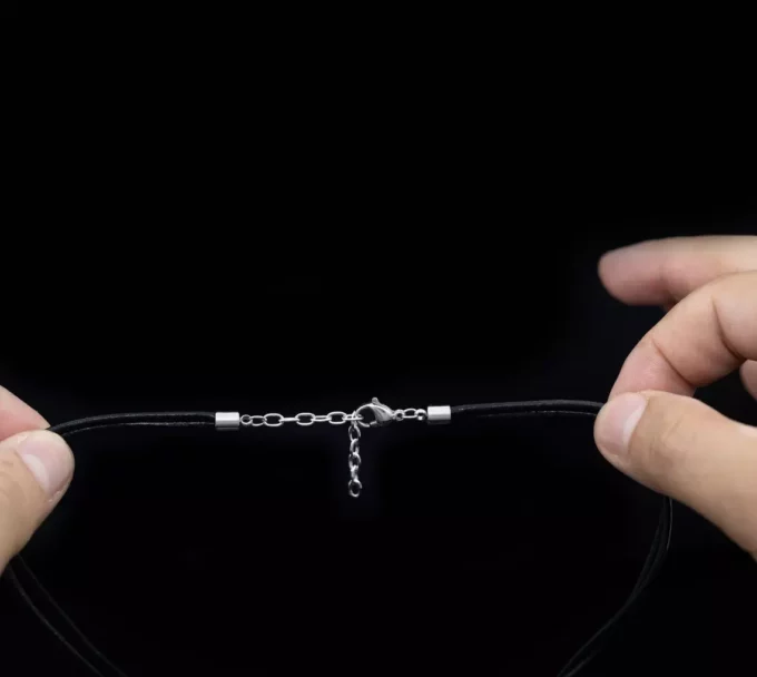 N8295c Collier Cordon Noir Artisanal Perle Cylindrique Acier Inox Made In France - Bijoux Colliers hommes en ligne Ninanina Détails du Collier Cordon Noir Artisanal Perle Cylindrique Acier Inox Made In France montrant le fermoir sécurisé et sûr ainsi que la chainette de réglage pour un ajustement parfait