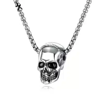 Détails du Collier Pendentif Tete De Mort Homme Acier Inoxydable Made In France par Ninanina de trois quarts sur fond blanc