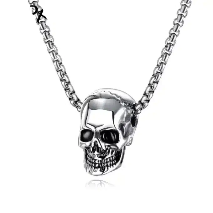 N8296a Pendentif Tete De Mort Collier Homme Acier Inoxydable Made In France - Bijoux Colliers hommes faits main en ligne Ninanina Détails du Collier Pendentif Tete De Mort Homme Acier Inoxydable Made In France par Ninanina de trois quarts sur fond blanc