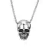 N8296b Pendentif Tete De Mort Collier Homme Acier Inoxydable Made In France - Bijoux Colliers fait main en ligne Ninanina Détail du Collier Pendentif Tete De Mort Homme Acier Inoxydable Made In France par Ninanina de face sur fond blanc