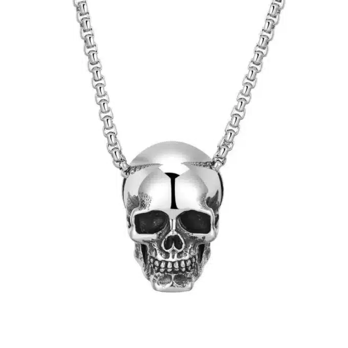N8296b Pendentif Tete De Mort Collier Homme Acier Inoxydable Made In France - Bijoux Colliers fait main en ligne Ninanina Détail du Collier Pendentif Tete De Mort Homme Acier Inoxydable Made In France par Ninanina de face sur fond blanc