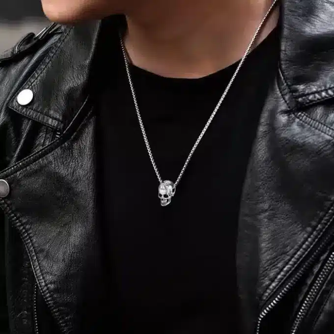 N8296c Pendentif Tete De Mort Collier Homme Acier Inoxydable Made In France - Bijoux Colliers hommes faits main en ligne Ninanina Zoom sur le Collier Pendentif Tete De Mort Homme Acier Inoxydable Made In France par Ninanina porté par un homme au tee shirt noir et blouson de cuir