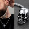 N8296d Pendentif Tete De Mort Collier Homme Acier Inoxydable Made In France - Bijoux Colliers hommes faits main en ligne Ninanina Zoom sur le Collier Pendentif Tete De Mort Homme Acier Inoxydable Made In France par Ninanina porté par un homme