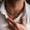 Collier Ras De Cou Homme Cuir Tressé Et Acier Inoxydable Fait Main En France signé Ninanina porté par un homme barbu