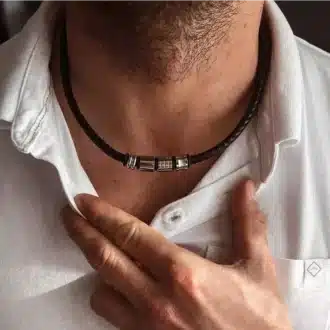 Collier Ras De Cou Homme Cuir Tressé Et Acier Inoxydable Fait Main En France signé Ninanina porté par un homme barbu