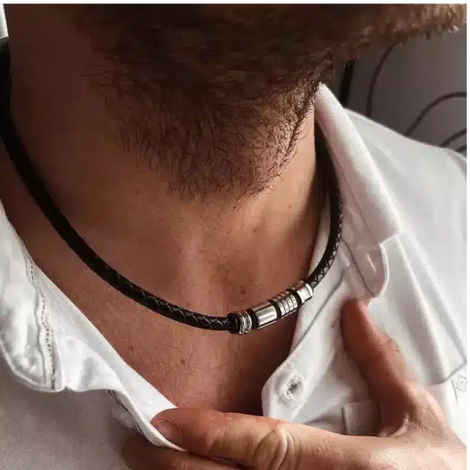 Gros plan sur le collier Ras De Cou Homme Cuir Tressé Et Acier Inoxydable Fait Main En France signé Ninanina porté par un homme barbu