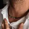 Zoom sur le collier Ras De Cou Homme Cuir Tressé Et Acier Inoxydable Fait Main En France signé Ninanina porté par un homme au tee shirt blanc