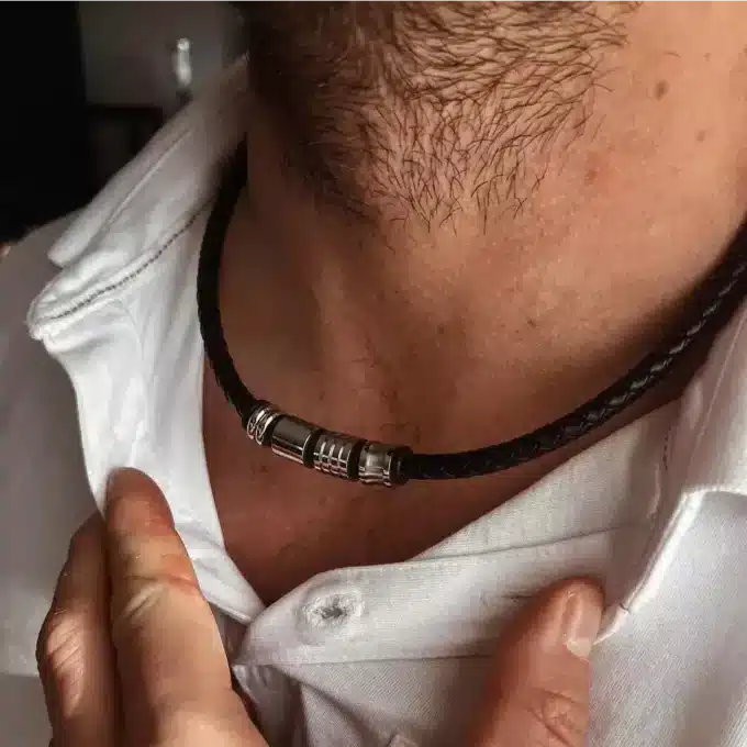 Zoom sur le collier Ras De Cou Homme Cuir Tressé Et Acier Inoxydable Fait Main En France signé Ninanina porté par un homme au tee shirt blanc