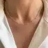 Collier argent femme ras de cou maille satellite fait main en France portée avec une veste blanche