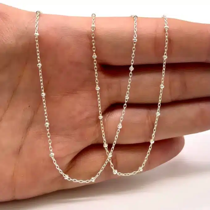 gros plan sur la chaine Collier Argent Femme Ras De Cou Chaine Maille Satellite Made In France non portée