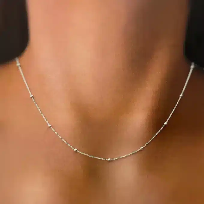 Zoom sur le Collier Argent Femme Ras De Cou Chaine Maille Satellite Made In France porté