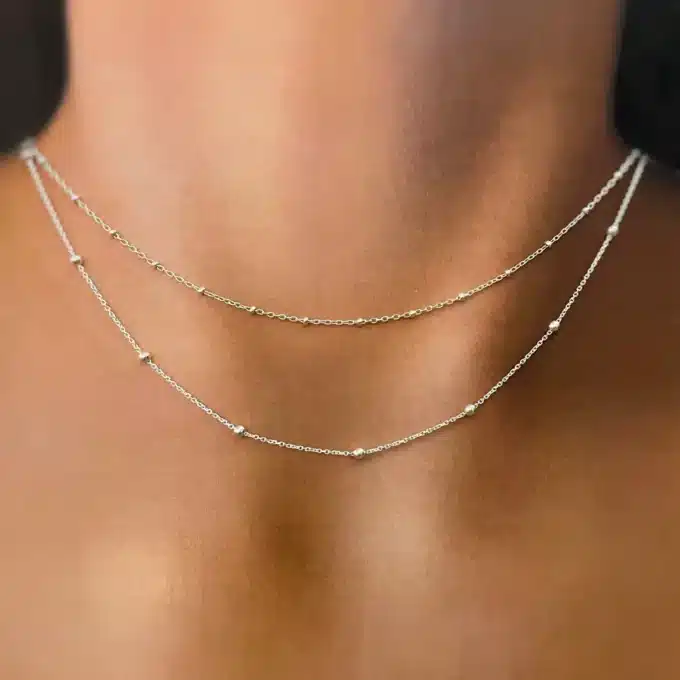 zoom sur le Collier chaine argent femme ras de cou maille satellite fait main en France porté